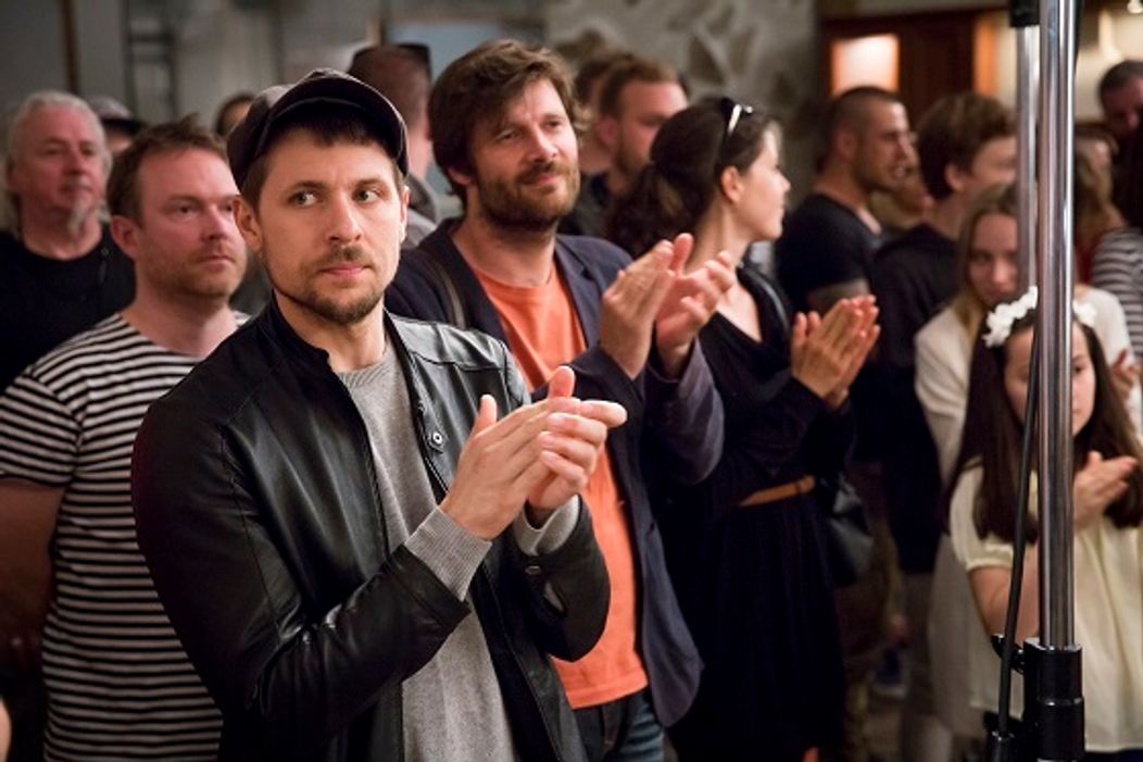 Juraj Loj, Milo Kráľ a ďalší herci a štáb v pozadí