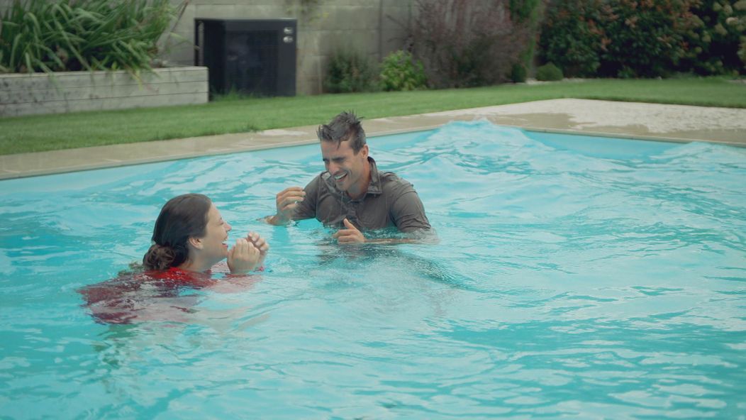 Naďa a Martin v bazéne