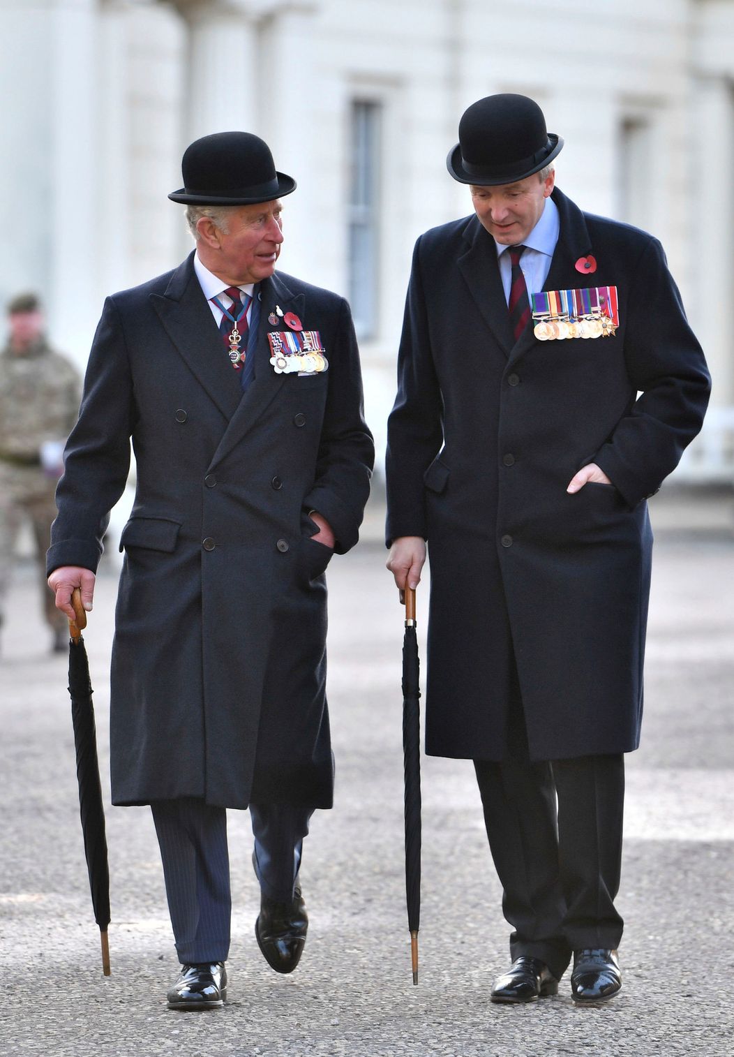 Princ Charles (vľavo) a Major General Bathurst (11. november 2018)