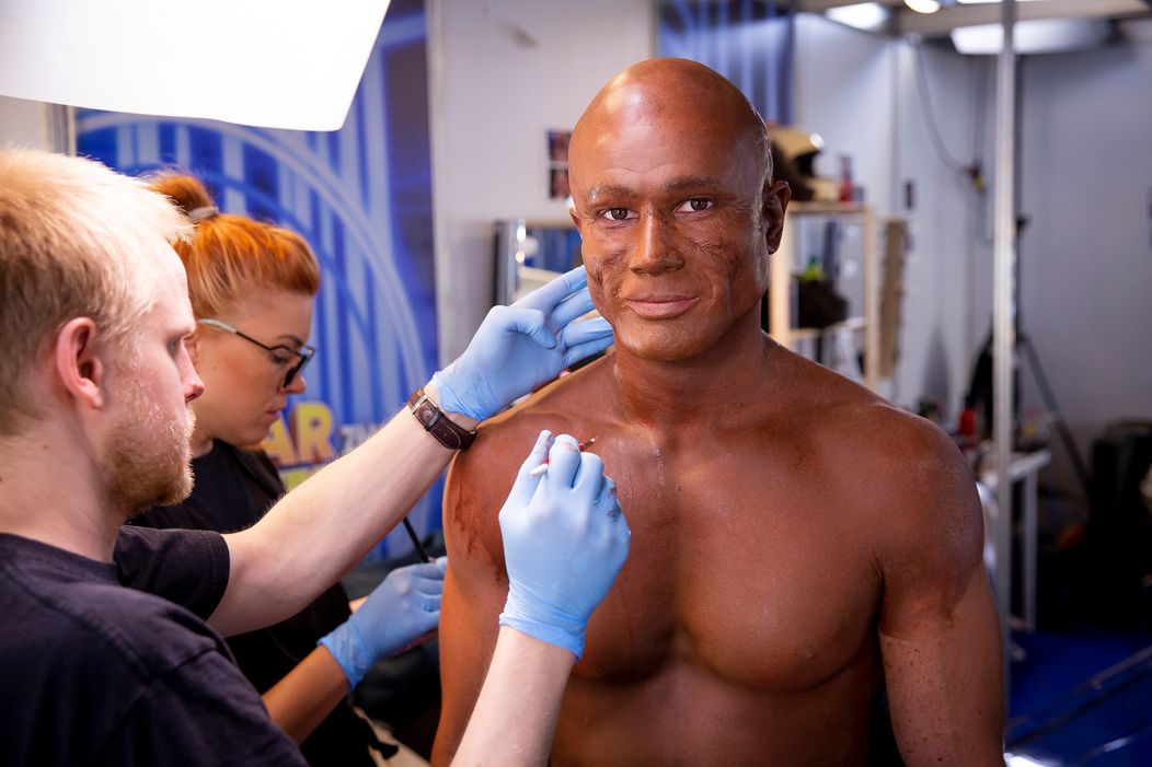 Na maske pracuje celý tím maskérov...