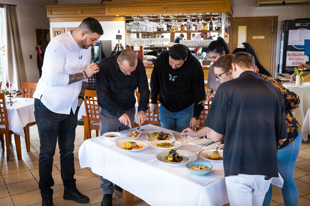 Reštaurácia Pekidors - zábery z 8. časti tretej série šou Na nože