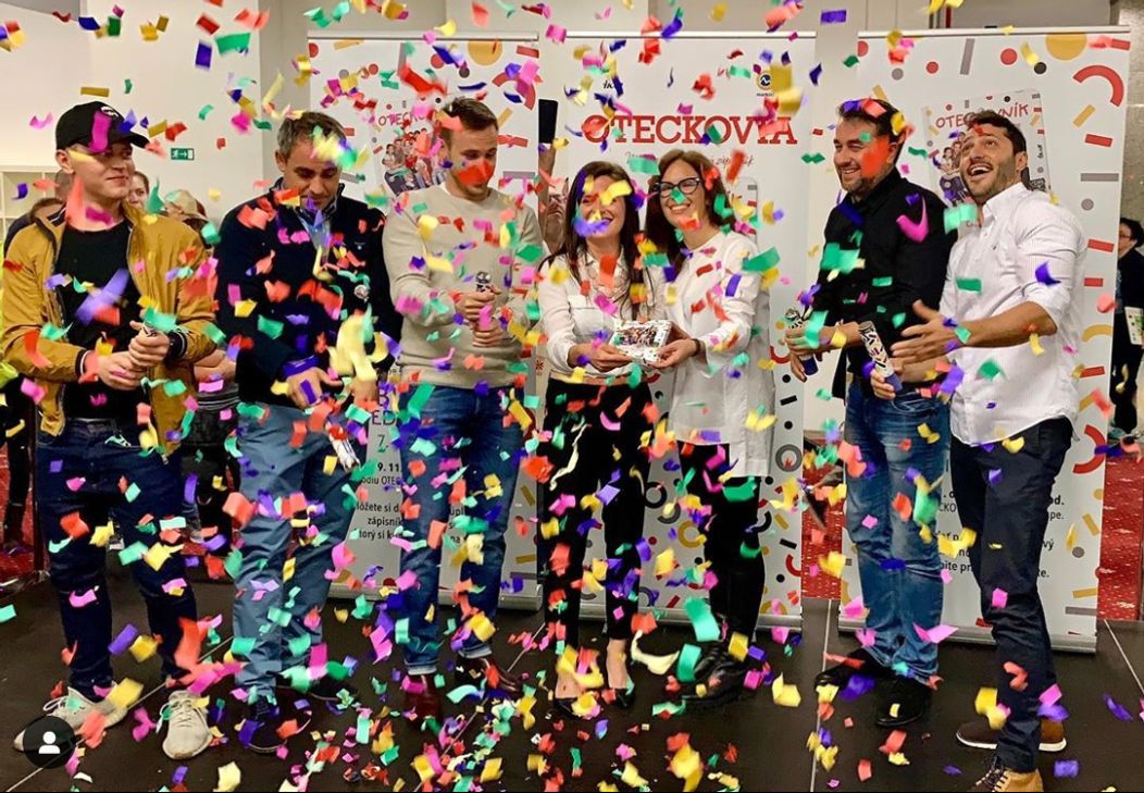 Zľava Kyle Connor, Patrik Laine a Mark Scheifele z Winnipegu oslavujú gól proti Vancouveru.