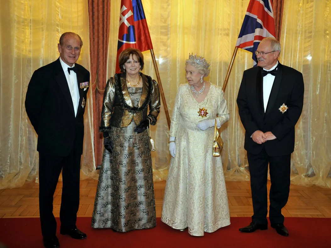Na snímke zľava princ Philip, vojvoda z Edinburghu, Silvia Gašparovičová, britská kráľovná Alžbeta II. a prezident SR Ivan Gašpa