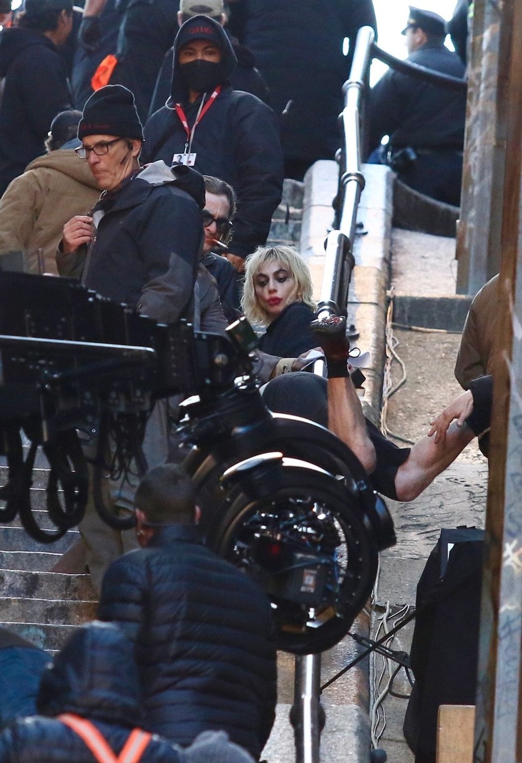 Lady Gaga a Joaquin Phoenix pomohli členovi štábu, ktorý zakopol