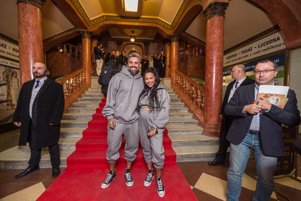 Josef Kůrka a Angie Mangombe na premiére druhej série Voyo Originálu Iveta