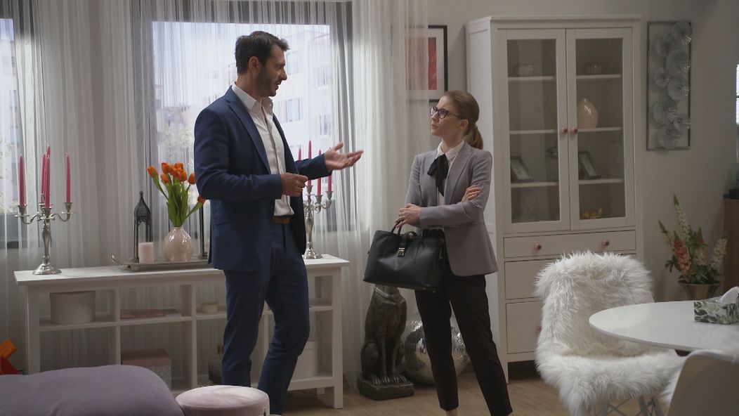 Alex ju presviedča, že on v tom prsty nemá.