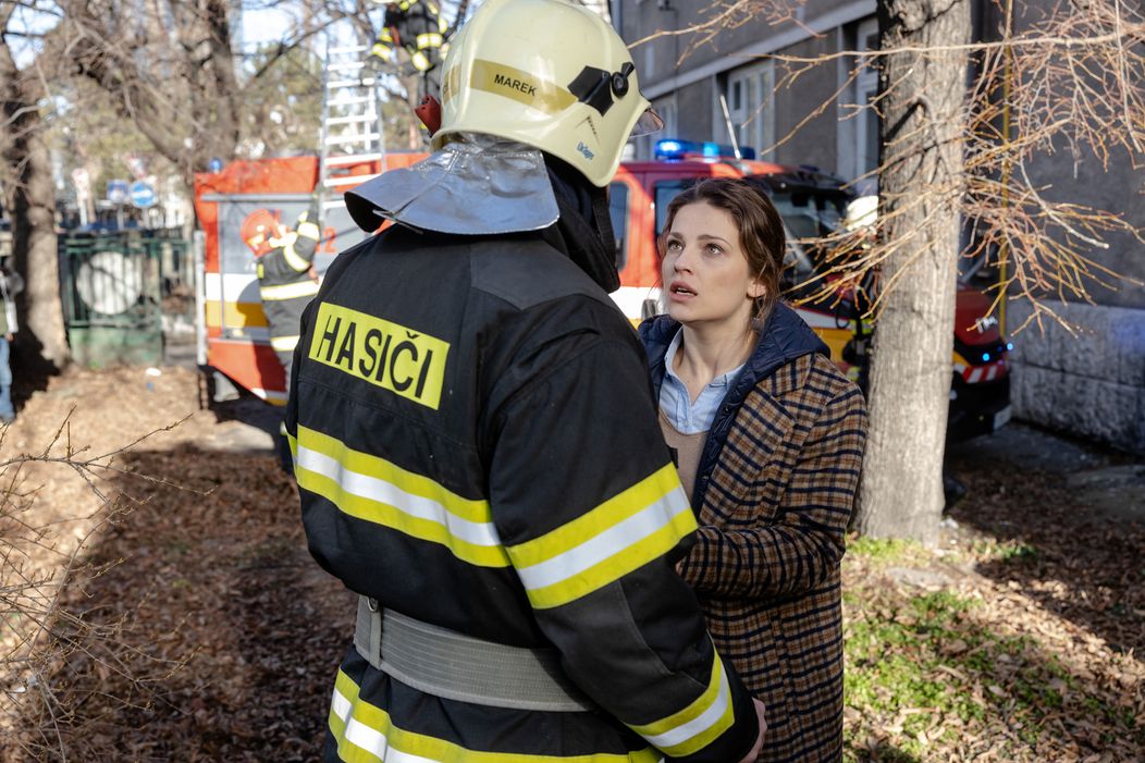 Eva (Martina Zábranská) v strachu o babičku