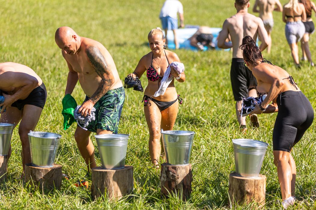 Farmári sa pri hre o odmenu schladili v bazéne, Timo mohol nakupovať