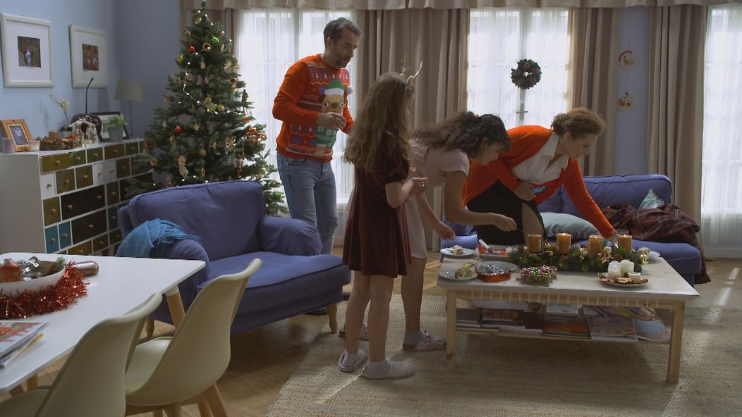 Marek sa ani nestihne spamätať a už má na sebe vianočný sveter.