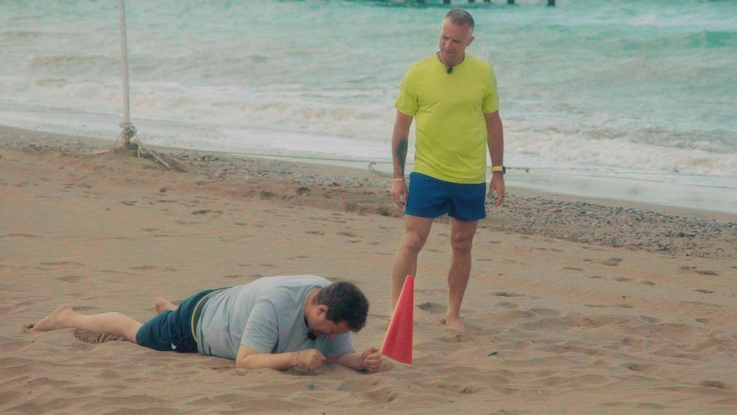 Michal s Marošom na tréningu na pláži v bootcampe.
