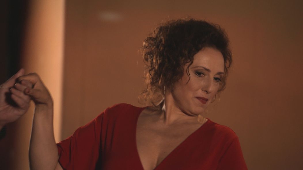 Tamara v červených šatách žiari.