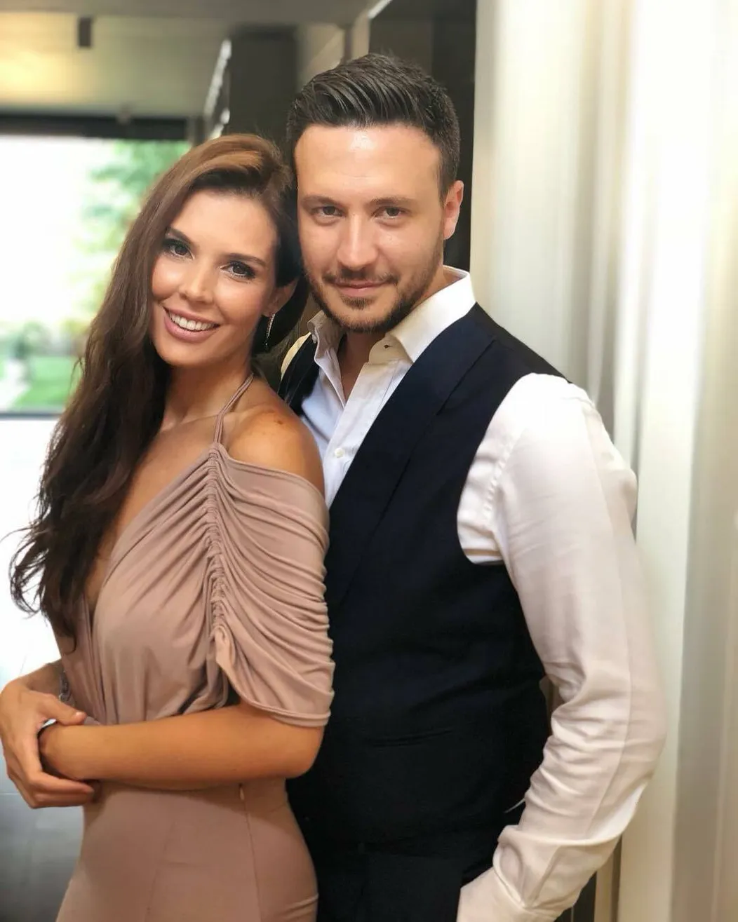 Hatice Şendil s manželom Burakom na svadbe Bengi Öztürk