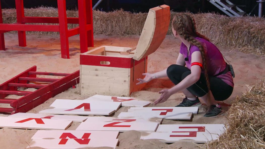 Zúfalá Simona sa obracia na farmárov