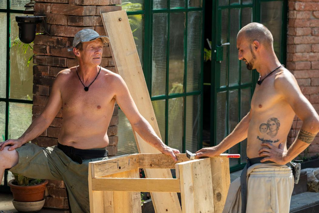 32. deň na Farme, príchod banditov