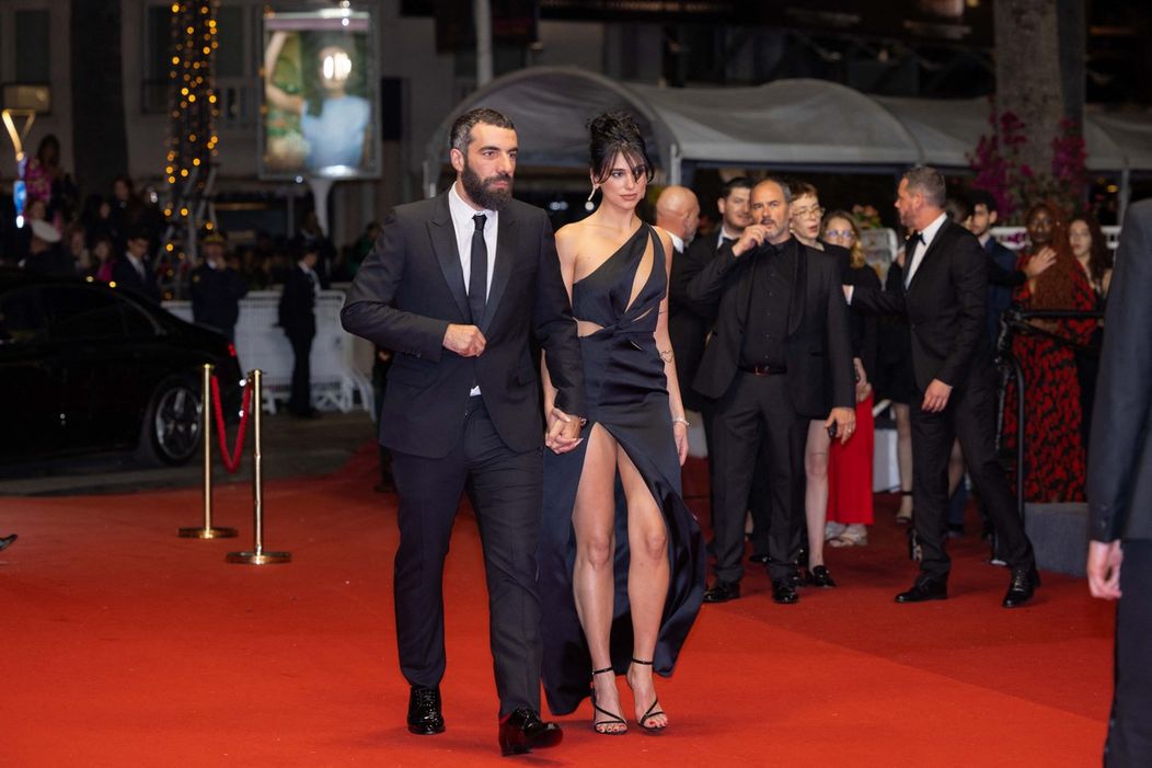 Dua Lipa a Romain Gavras na festivale v Cannes