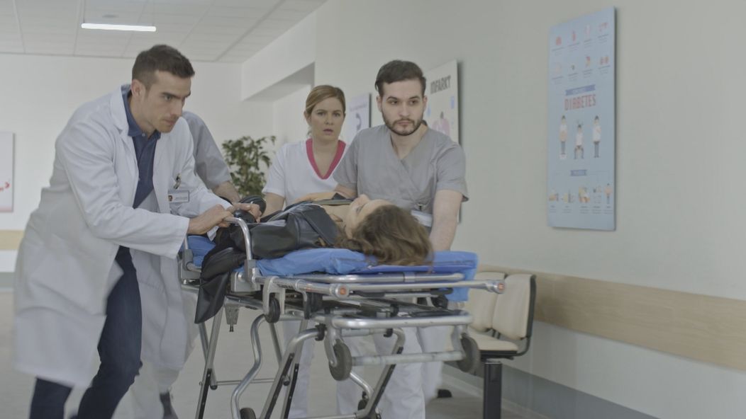Šimonova kamarátka Luara skolabuje.