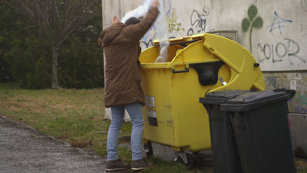 S prehrabávaním v smetiaku to myslí vážne.
