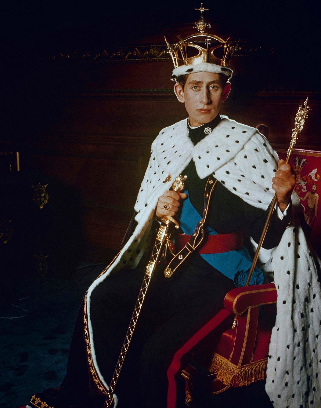 Charles, princ z Walesu, na fotografii s korunovačnými klenotmi 