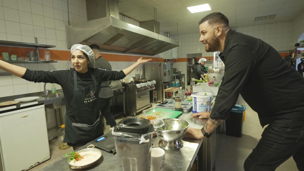 Martin Novák v reštaurácii Yalla Habibi v Banskej Bystrici