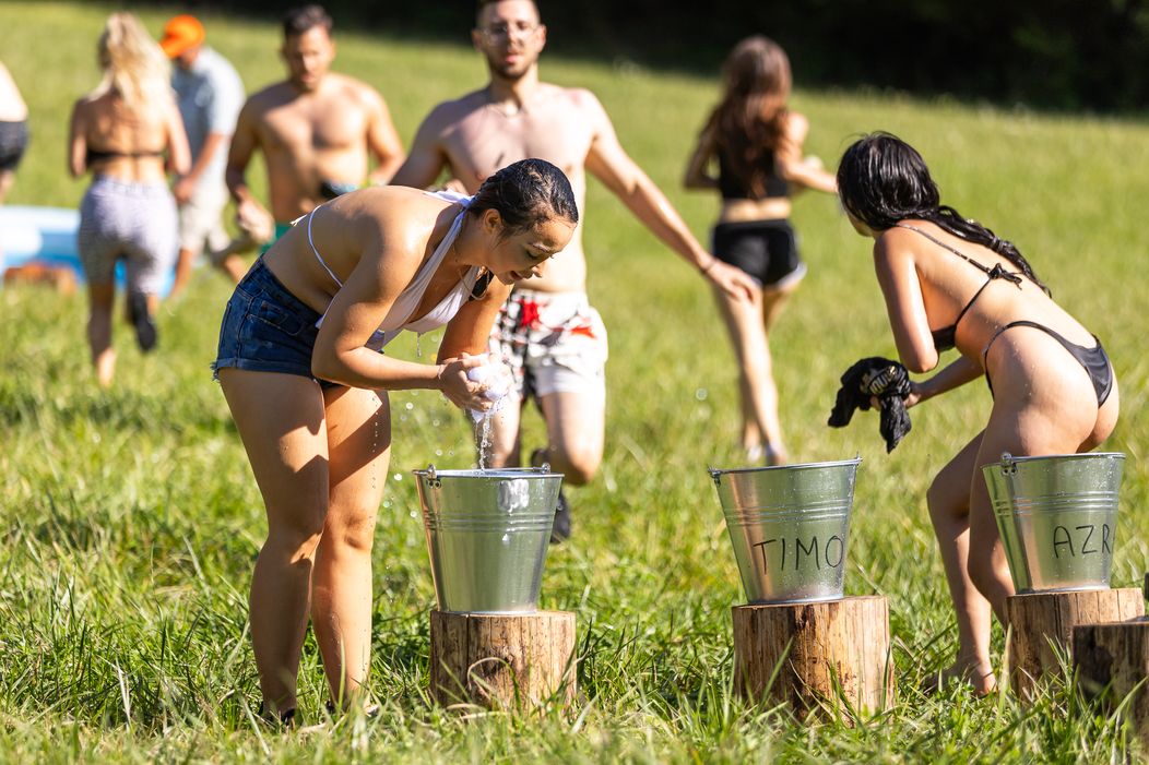 Farmári sa pri hre o odmenu schladili v bazéne, Timo mohol nakupovať