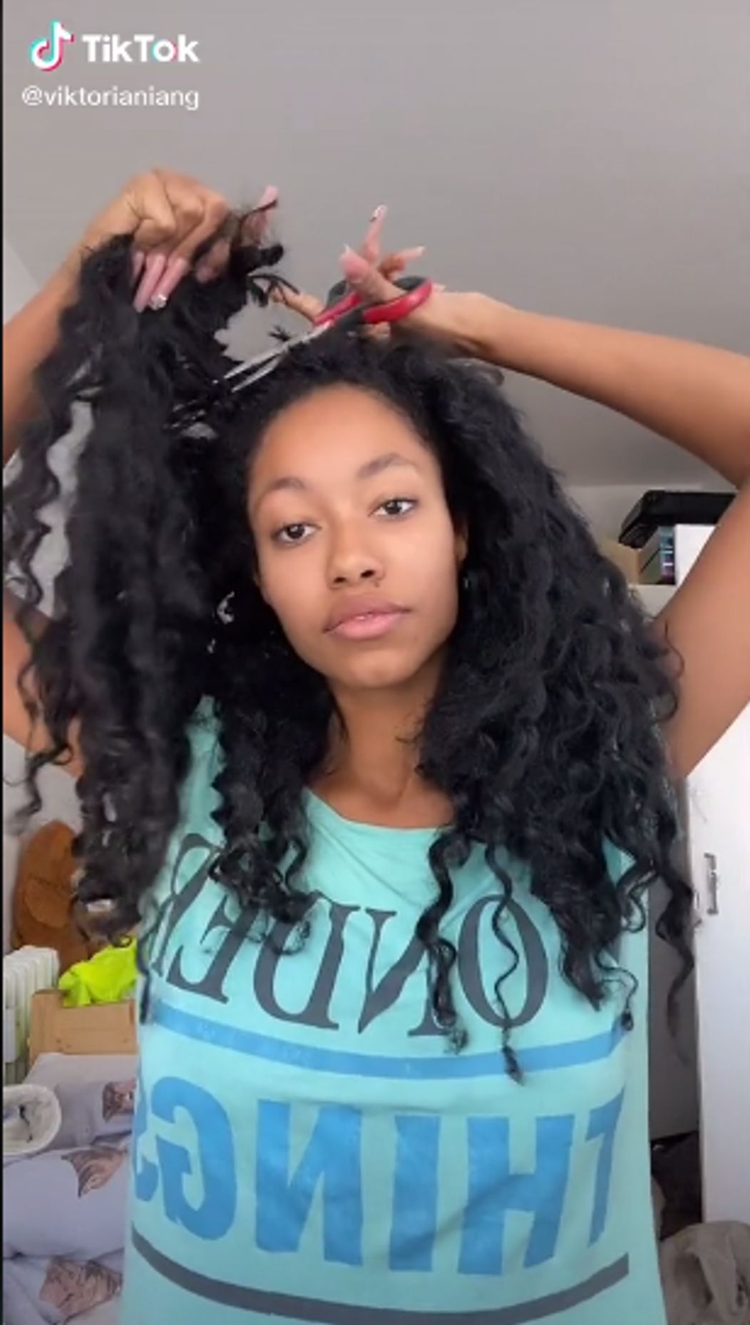 Aicha sa sama ostrihala na ježka.