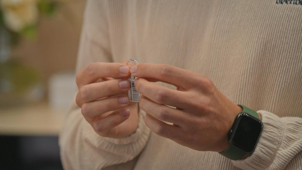 Hviezda Survivora vyberá snubný prsteň.