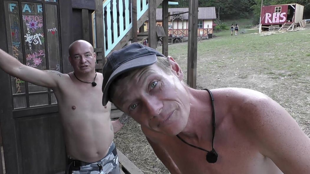 Roman a Adam komunikujú s kamerou