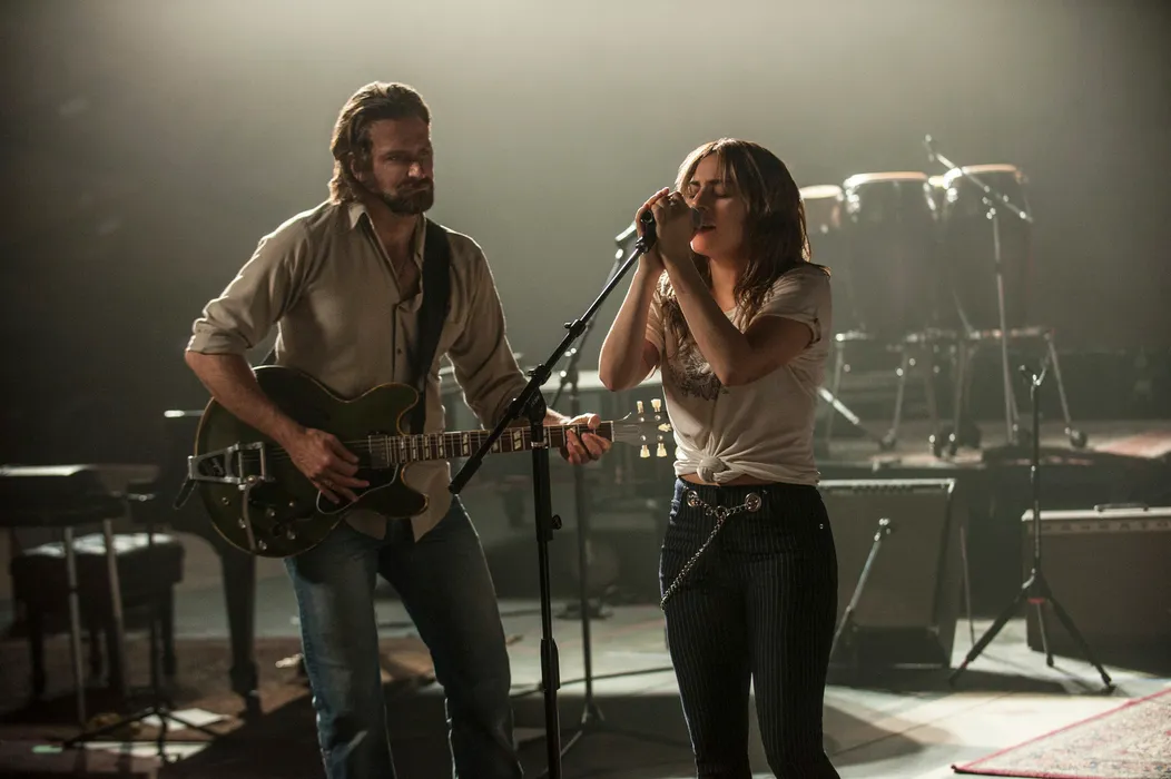 Bradley Cooper a Lady Gaga vo filme A Star Is Born
