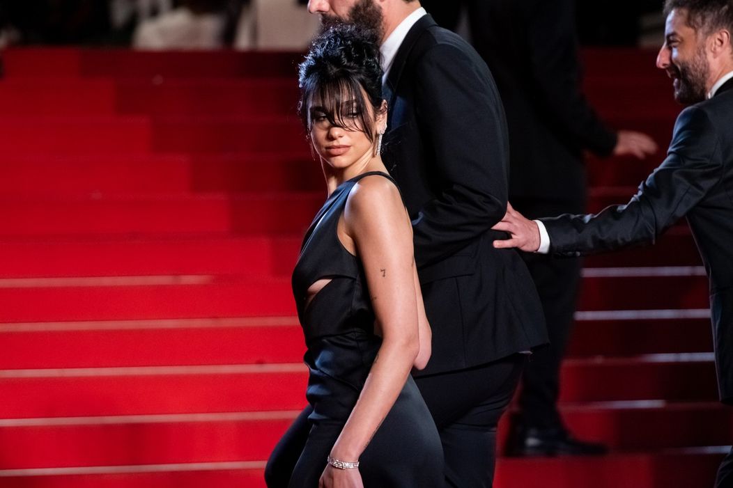 Dua Lipa a Romain Gavras na festivale v Cannes