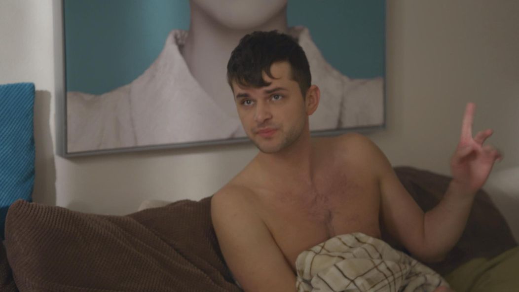 Lenka (Diana Ristová) našla v byte nahého muža