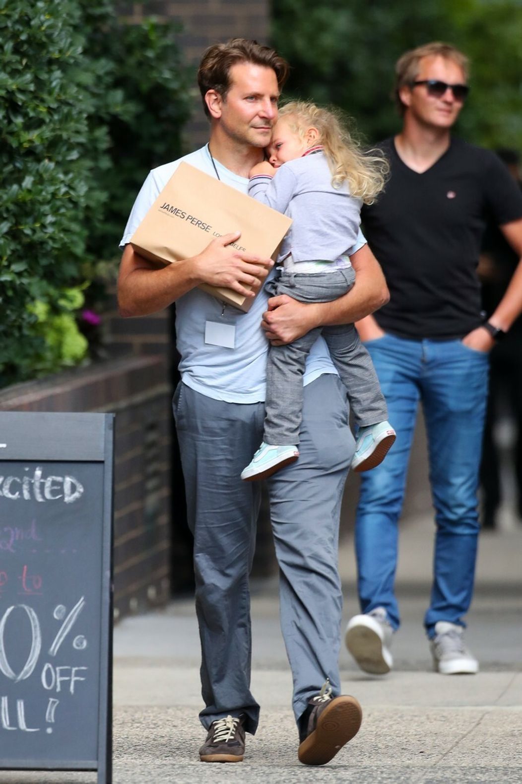 Nahý muž, ktorý naháňal diviaka.