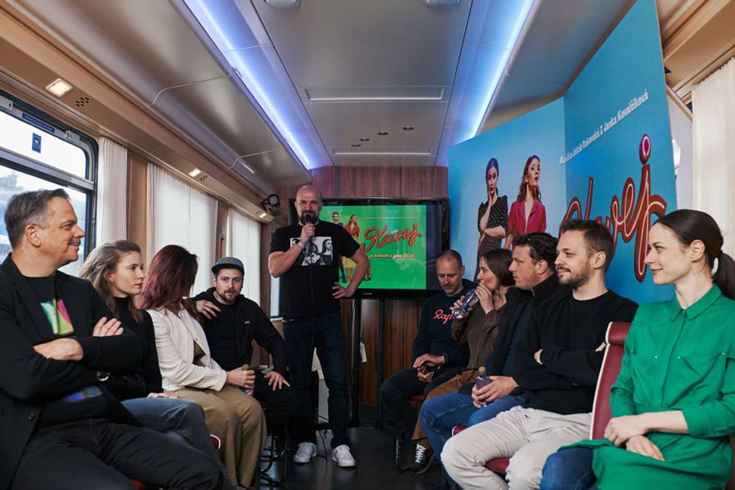 Zábery z tlačovej konferencie k premiére filmu Kavej, ktorá sa konala v železničnom vagóne