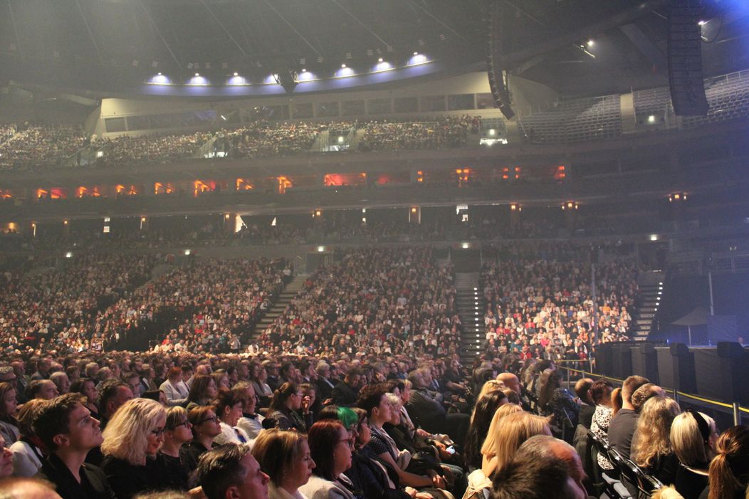 Andrea Bocelli vo vypredanej O2 arene v Prahe