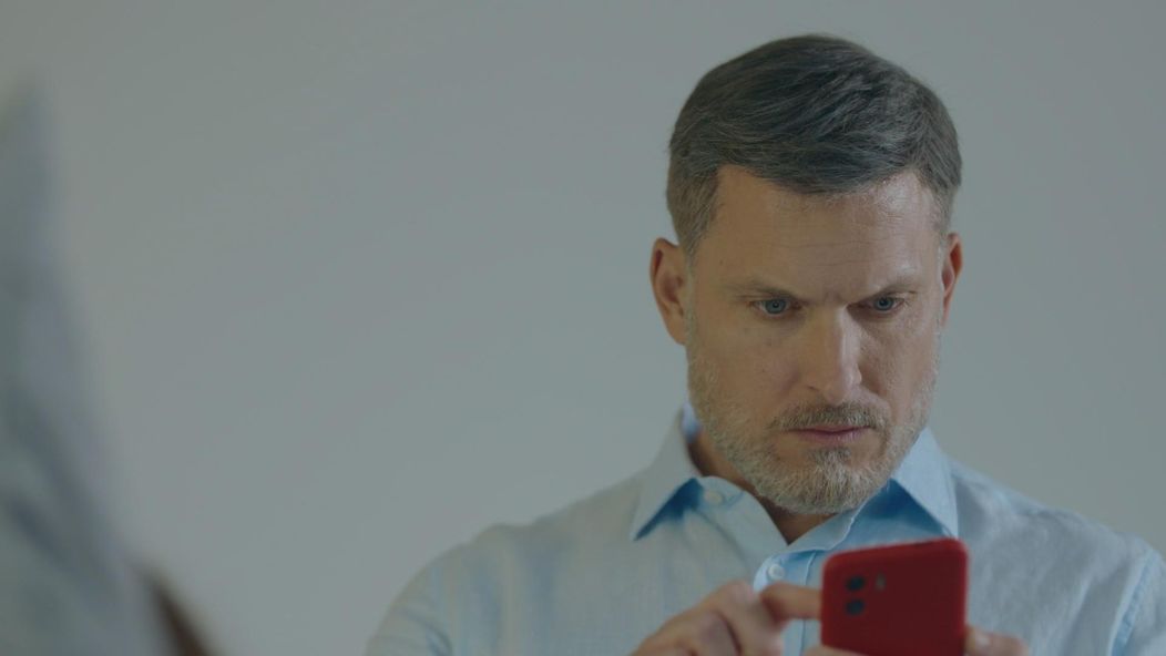 Andrej (Ján Koleník) zistil, že skleróza multiplex Júliinho (Sarah Arató) brata sa nezhoršuje.