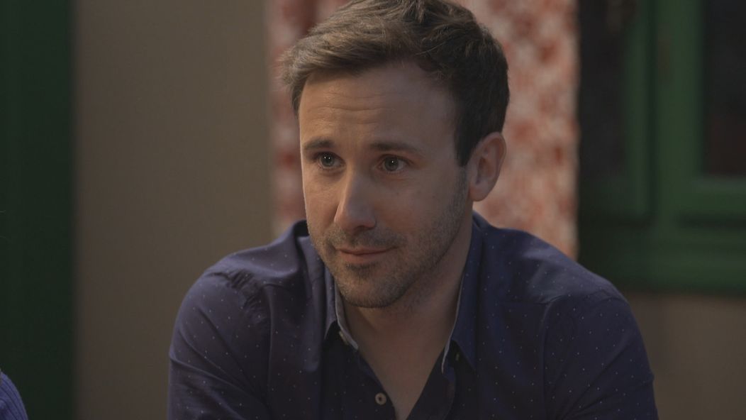 Vlado dostane záchvat smiechu.