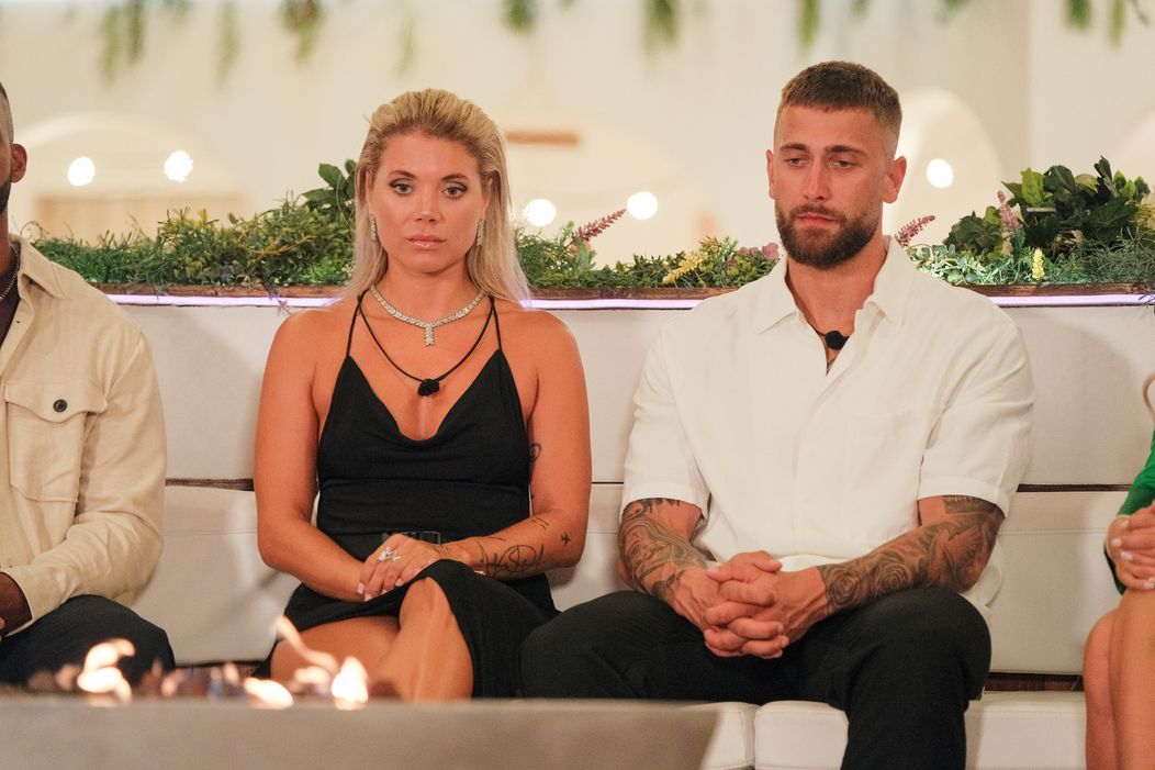 Ostrovania mali pri ohnisku určiť pár, ktorý má najmenšiu šancu na úspech.