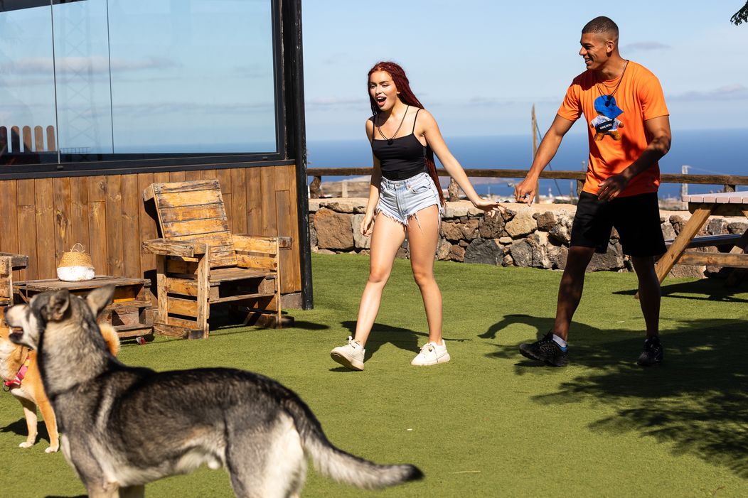 Rachel a Claude si z vily vyšli na rande.