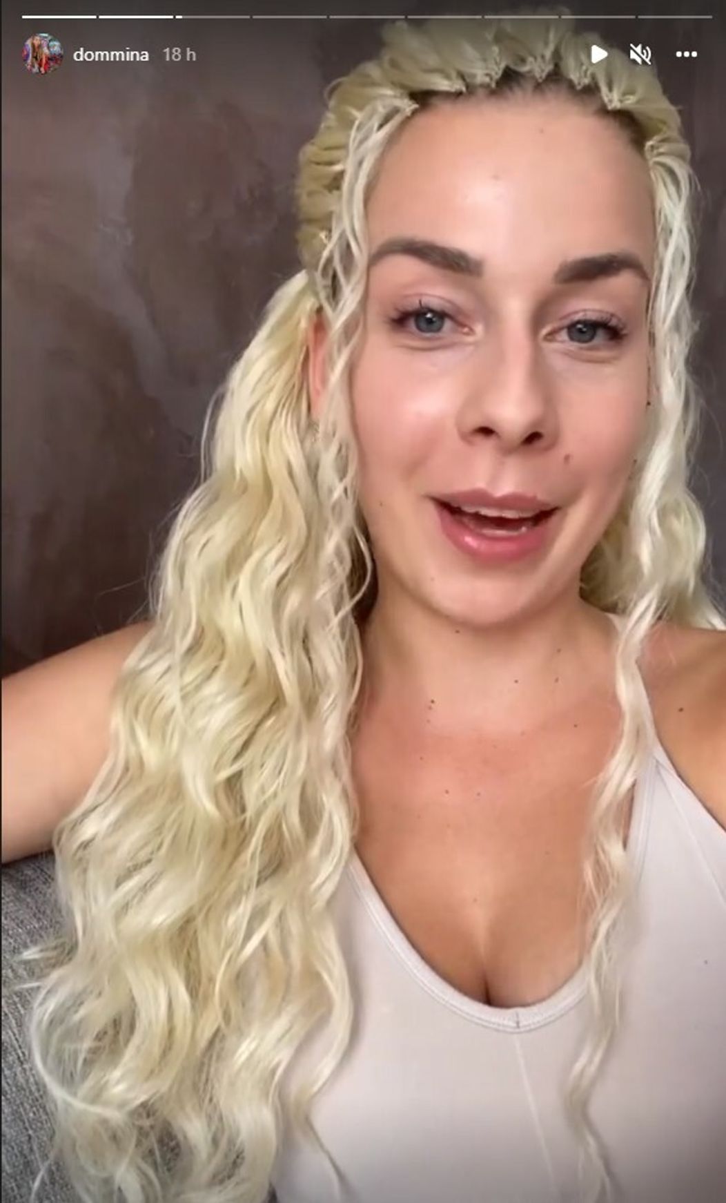 Z Dominiky je blondína