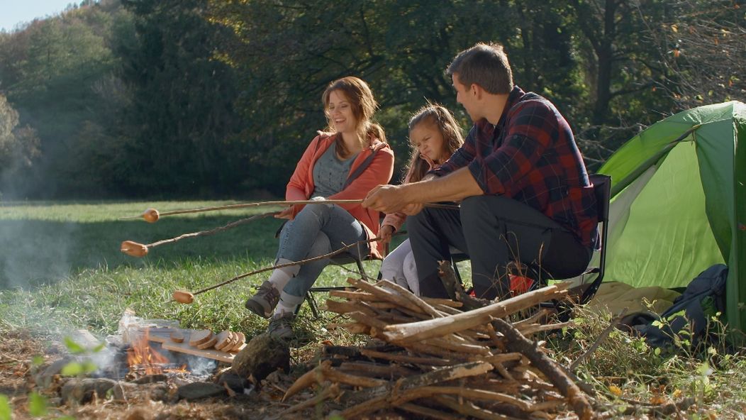 Hanka, Naďa a Martin išli stanovať do lesa.