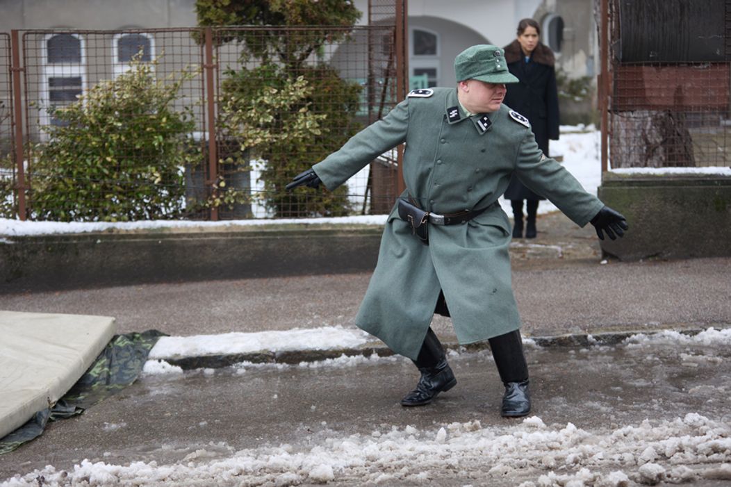 Pri nakrúcaní zrážky Helgy s Jürgenom pomáhal profesionálny kaskadér.