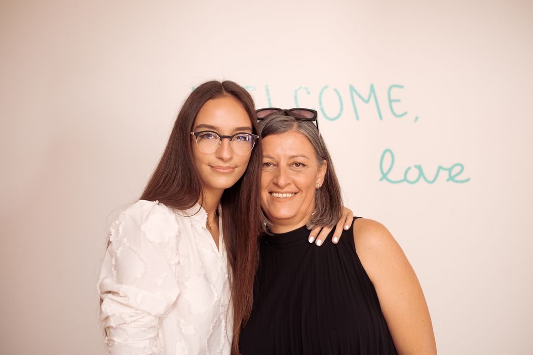 Laurina sestra a mama