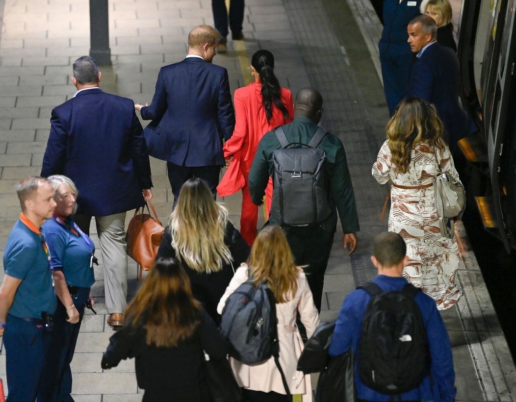 Meghan a Harry išli vlakom