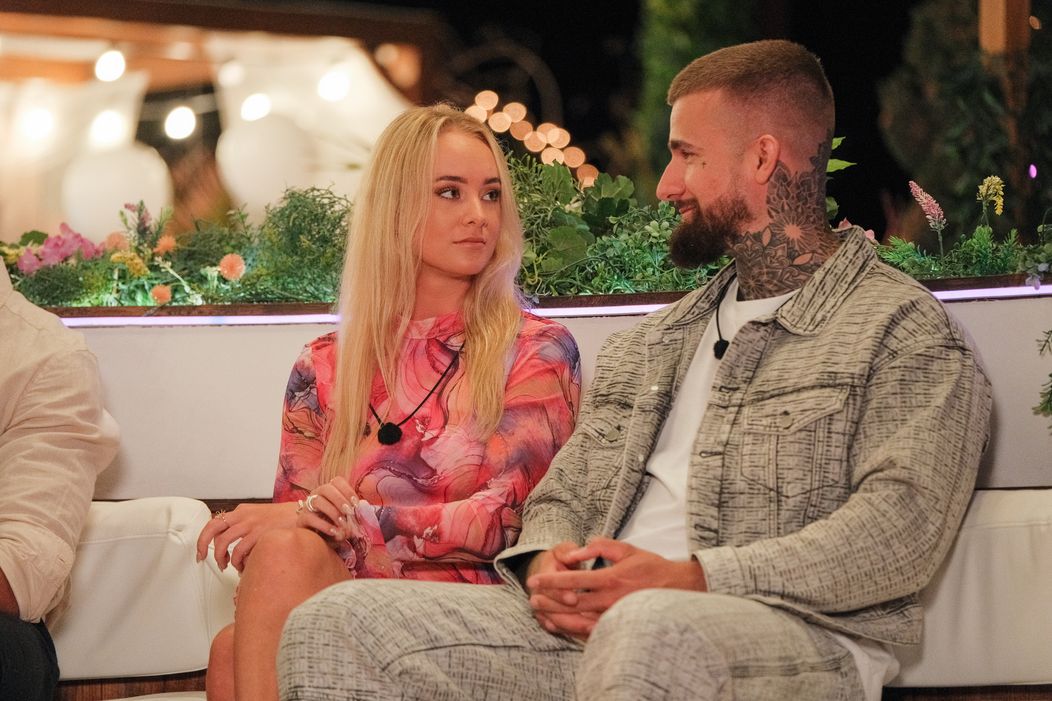 Ostrovania mali pri ohnisku určiť pár, ktorý má najmenšiu šancu na úspech.