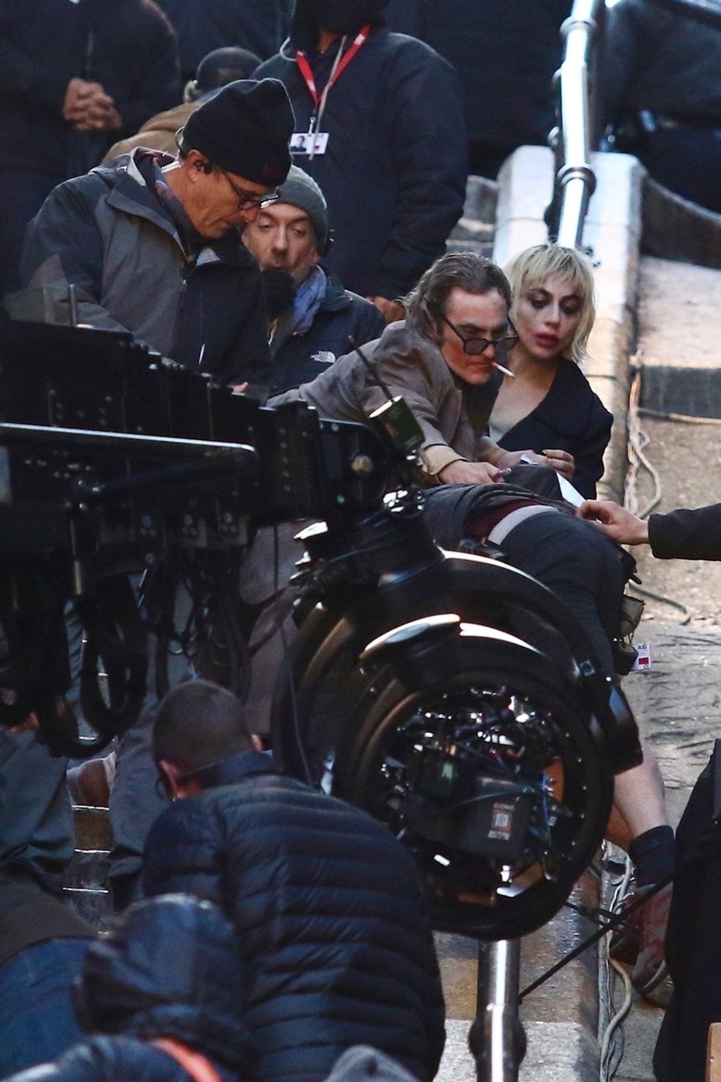 Lady Gaga a Joaquin Phoenix pomohli členovi štábu, ktorý zakopol