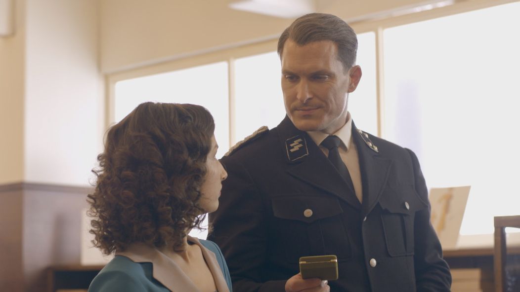 Klaus prinesie Eve darček ako odškodnenie, že si ju nevšímal v kabarete.