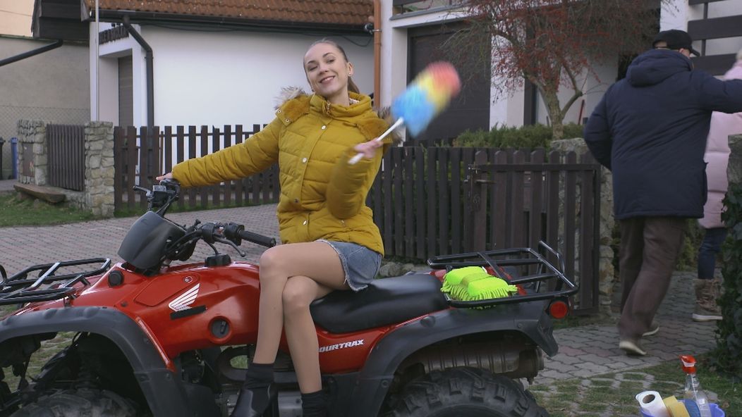 Lenka má správne pózy v malíčku.