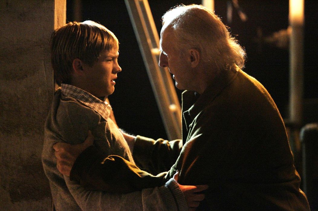 Záber zo seriálu 24 hodín (Evan Ellington vľavo)