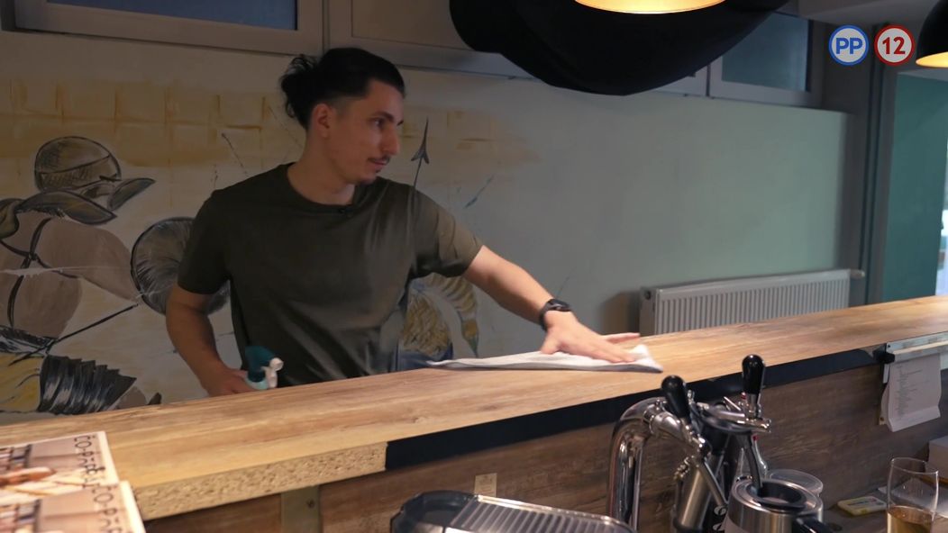 Na nože - Denis sa topí v dlhoch