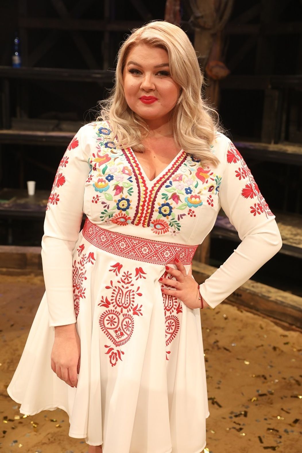 Evelyn v bielom outfite