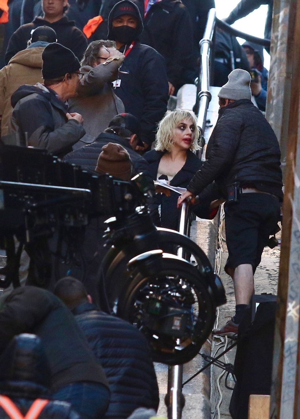Lady Gaga sa zhovára s členom štábu, ktorý o malý moment zakopne